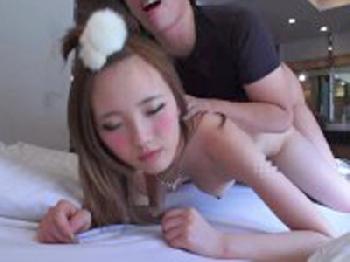 剃毛したオメコにコンドーム非装着で挿入されてスレンダーボディ震わせながら昇天するパパ活女子校生