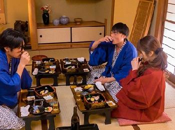 夫婦旅行で行った旅館にいた団体客に乱交凌辱されて妻を寝取られた夫