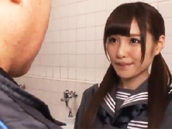 男子便所でアイドルのような美少女のパンツをずらしてフル勃起肉棒挿入