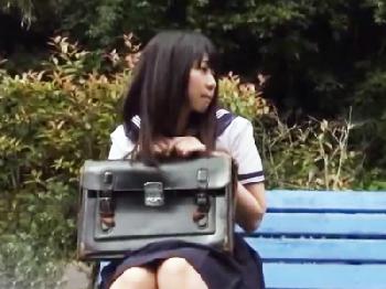 中年男を公衆便所に誘って制服姿のまま援交SEXしでかす黒髪女子校生