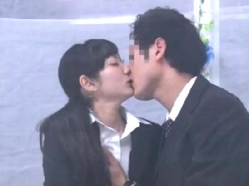 同僚にオメコ内での直接射精まで許す色白スレンダーOL