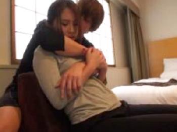 イケメンペニスにすんなり堕ちる素人娘がハメ撮りでアクメ披露