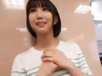 勃起した弟を筆おろしして射精へ導くスレンダー姉