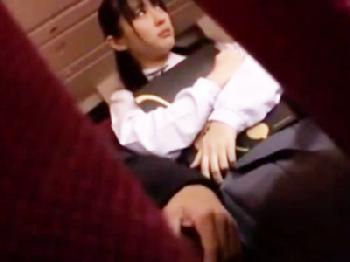 物音厳禁なピアノコンサート中に隣の女子校生へ痴漢行為