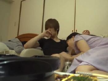 彼女が寝ている隣でおっぱじめる!!男友達に寝取られられてスマホハメ撮り!!