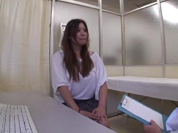 産婦人科で猥褻医者にワレメ内部へ直接射精をキメられるお姉さん