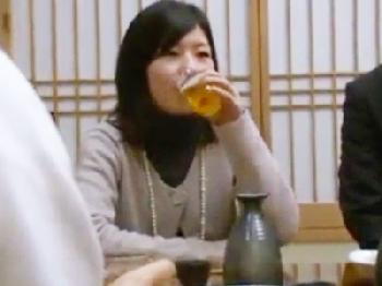 妹の夫が実家で義姉に遠慮なく抱きつきひそかに性行為