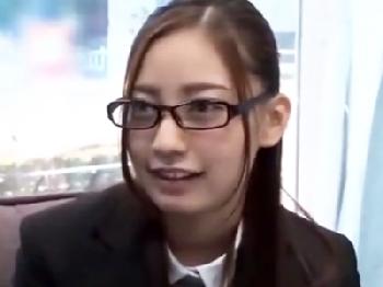 品行方正に働く美女会社員が外回り営業中に上司と性交!!