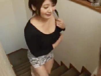 爆乳のデリヘル嬢を自宅に呼び寄せ挿入交尾!!