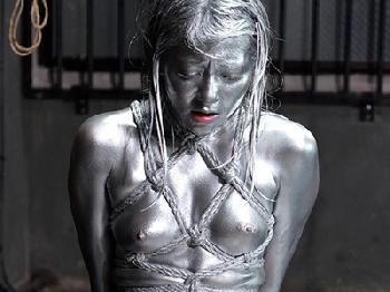 マニア向け!!たっぷりの銀色ペンキを塗って銀像プレイ