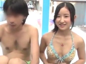 水着素人がマジックミラー号で変態マッサージ師に挿入されるもガチ濡れ絶頂W