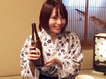 出張先の温泉旅行で既婚者の上司に色仕掛けして寝取る小悪魔な美少女性会社員