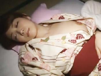 寝込みを襲われたのに逆に痴女ってペニスを貪るとても綺麗な浴衣女性のお姉さん