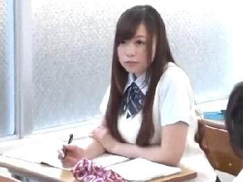 巨乳で魅力的な女子校生が担任教師を誘惑W