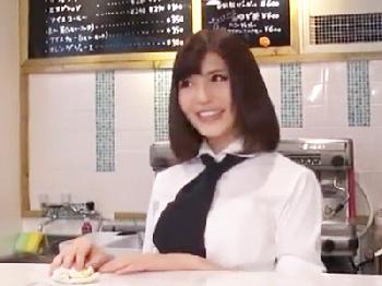 アルバイトとして入った痴女によって普通のカフェがワイセツなお店になってしまう