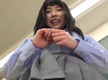 図書室で男子を誘って性行為に持ち込むふしだらな巨乳の女子校生