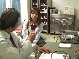 女子校生が産婦人科の医師に自らの体を売り治療費を支払うW