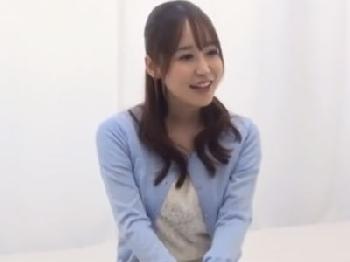 性的欲望が爆発寸前な巨乳人妻が年下男子のイキの良いペニスに夢中になって騎乗位中出し