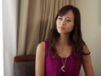 とても綺麗なエロティックお姉さんをオモチャでイジメて避妊具なしで射精