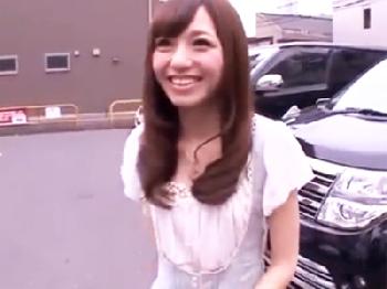 素人男性宅に突撃して激しいセックスを披露する痴女