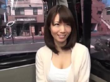 清楚だけど淫靡さもある人妻にペニスを舐めてもらうことに成功