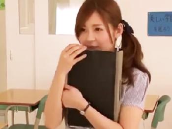 教室でオナっていた生徒に自分の体を差し出す女性教師