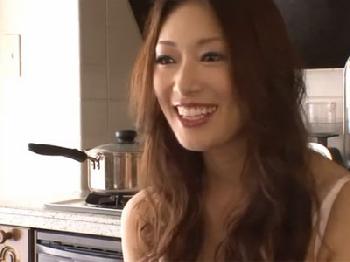 エキゾチックな雰囲気の淫らな人妻を前に性的欲望が壊れてしまい精液が勢いよく噴射