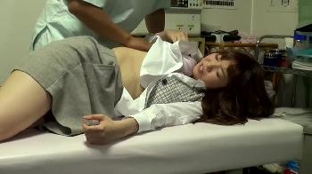 清楚系アイドルやってそうな美女が整体のはずが男性器挿入される