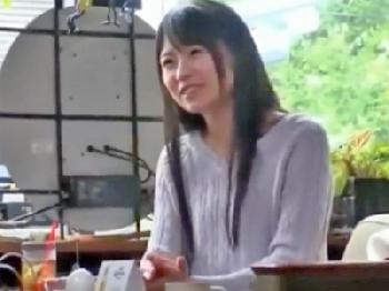 ロケバスで密かに隠れてSEXする女優さん