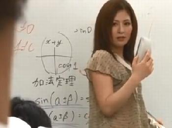 生徒のいきり勃ったペニスを見て性的興奮してしまった女教師が痴女フェラチオ開始