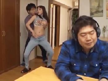 夫のすぐ傍で性感帯を責められて発情→不貞交尾で寝取られアクメする淫らな人妻