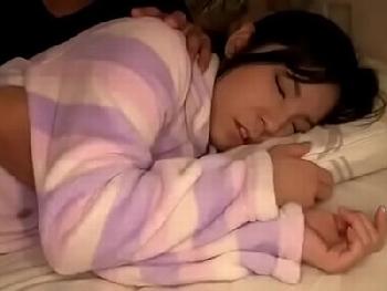 スレンダーなギャルが気持ち悪い男の餌食に!!シャワー中や寝ている無防備な瞬間を狙われて顔面発射強姦