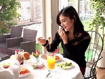 とても綺麗で清楚な黒髪妻は若い男のズボンを否応なしに下ろす真正痴女