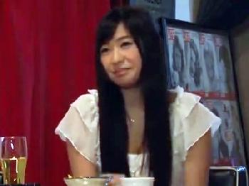 ダーツバーでペニスを急に挿入されて驚きながらも感じてしまうお姉さんに顔面射精