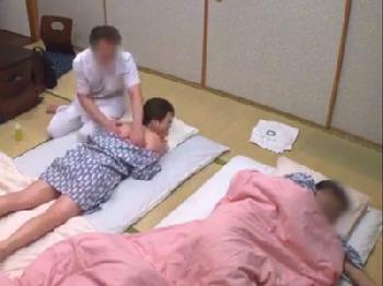 ダンナの寝ている隣で大胆に奥さんを寝取るマッサージ師