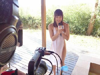 ワイセツなリポートをさせられてもいつでも熱心な新人女子アナウンサー