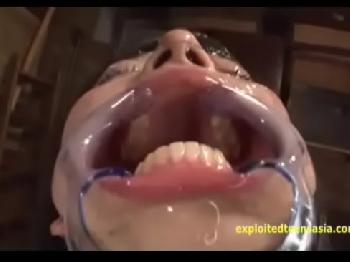 開口器具で上原亜衣に強制イラマチオ→顔面精子塗れで顎崩壊寸前!!