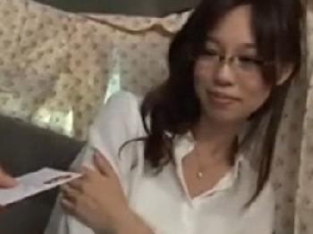 隠れ劣情をかき立てるメガネ妻の本性見抜いてナンパ→中出し