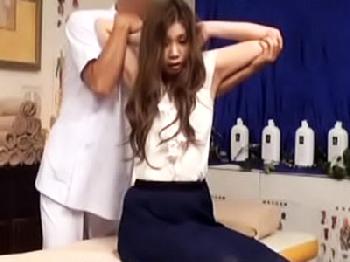 整体にやってきた美女会社員が悪徳整体師に犯されて膣内で子種を爆射される様子