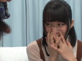 ペニスをなかなか直視できないピュア美少女がマジックミラー号で赤面SEX