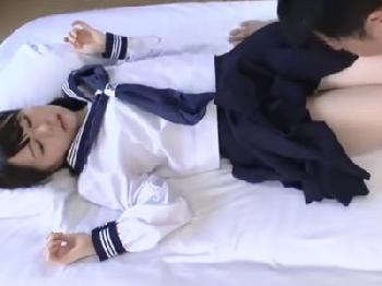 清楚系の女子校生が中年男とタブーな性行為→精液顔面射精されて恍惚