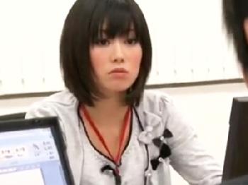 残業で二人きりになった上司の性的ハラスメントがエスカレートして犯される美少女性会社員