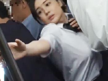 人込みを通るのに胸がつっかえる爆乳女子校生が痴漢魔を勃起させてしまってペニス挿入される