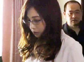 メガネが似合う知的な熟女がペニスに抗えず浮気性交
