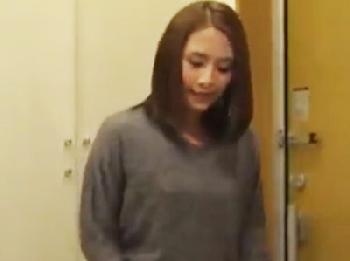 彼女の友人が可愛すぎたのでキッチンで襲ってバックで凄絶ピストン!!