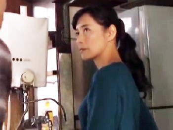 息子に迫られて危険だと思いつつお口でご奉仕する熟女母