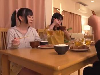 清楚な黒髪美少女がキッチンで隠れて手コキと生尺