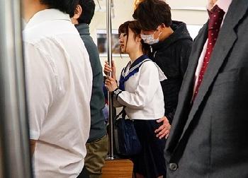 通学途中の女子校生が声を出せない状況で寝られる!!大人しそうなスレンダーが狙われ痴漢