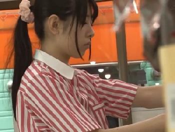 可愛い美少女だけを付け狙うストーカーがバイト先でまで!?