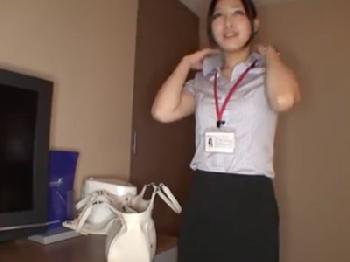 黒パンストをビリビリに破かれ性的凌辱される巨乳女性会社員